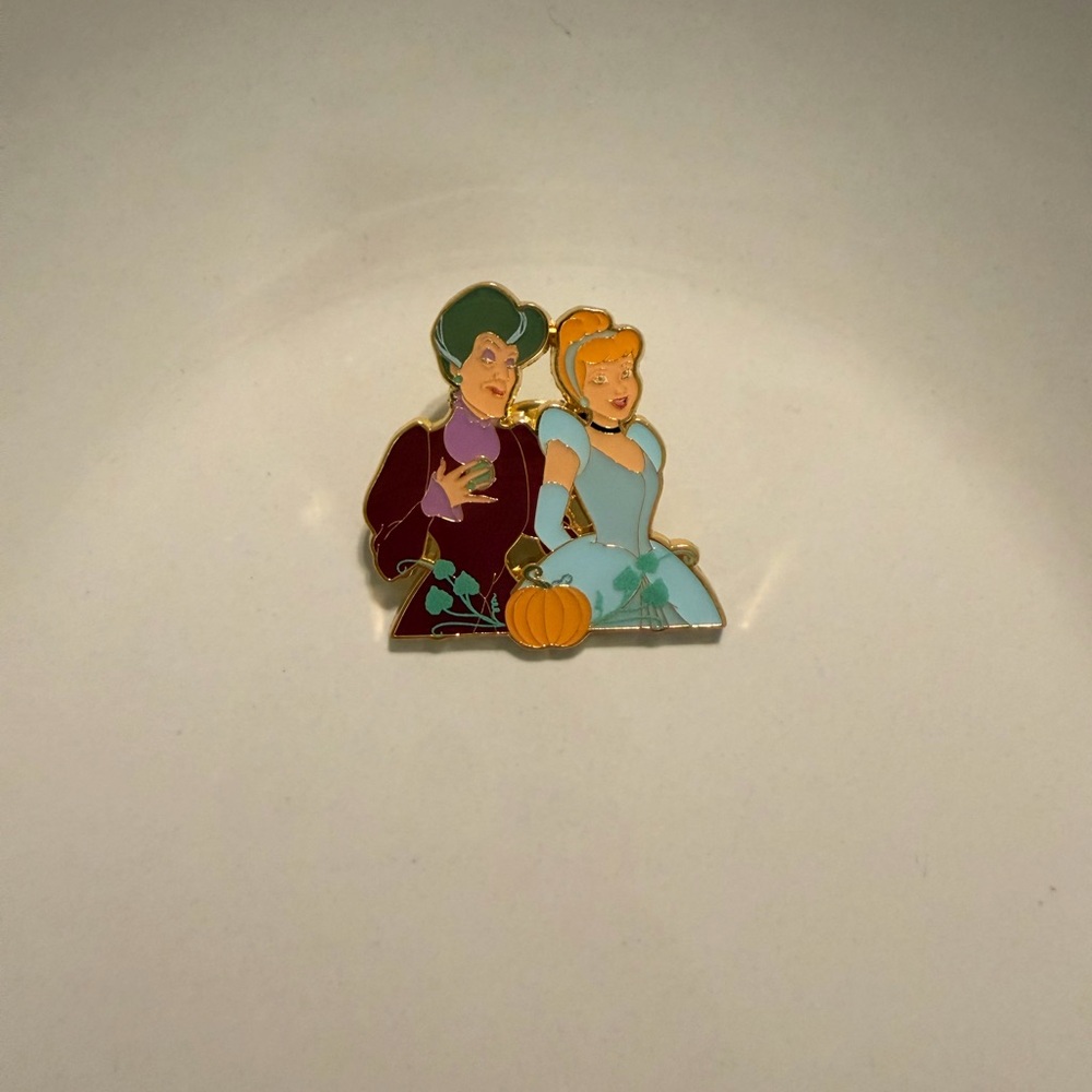 Disney loungefly mystery pin Cinderella and evil Stepmother - Picture 5 of 5